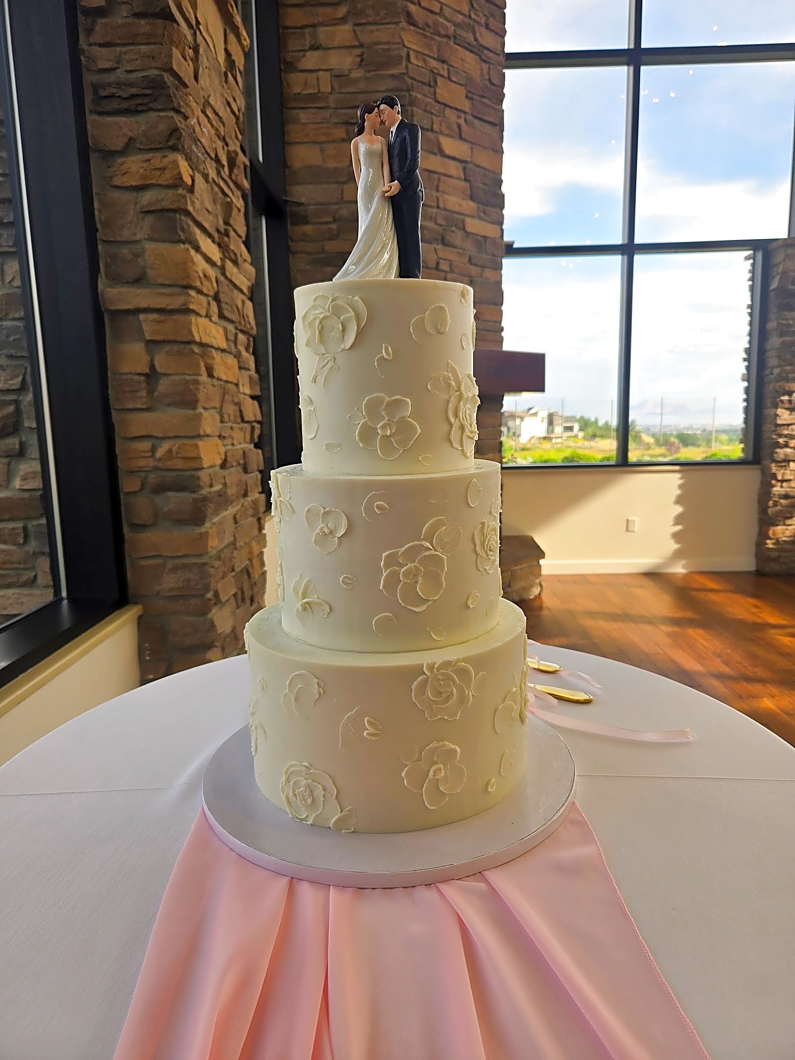 The Vista at Cedar Hills Golf Club wedding cake | Sweet E's