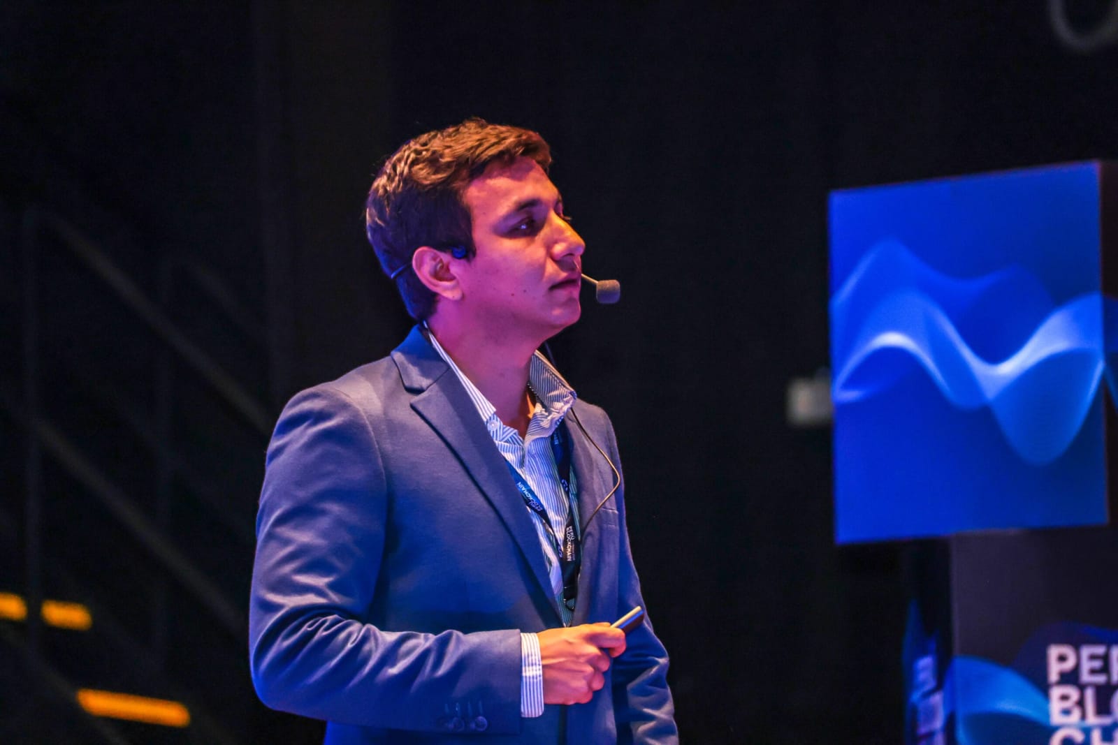 William Castillo Niquen, fundador de Trading-Latam, durante una conferencia financiera