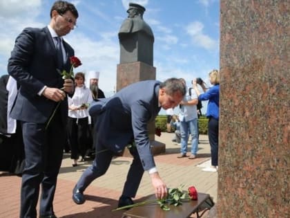 Игорь Щёголев  и Вячеслав Гладков возложили цветы к Звоннице и памятнику трём полководцам