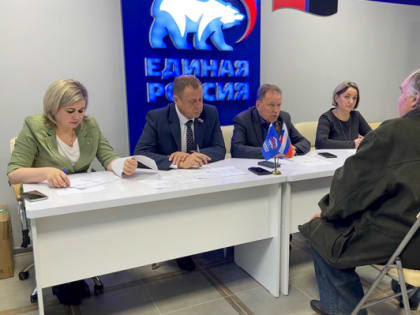 Вопросы социального характера и медицинской помощи: депутаты областной Думы провели приёмы граждан