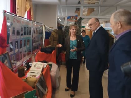 Передвижная выставка "Стоит на страже Родины солдат"