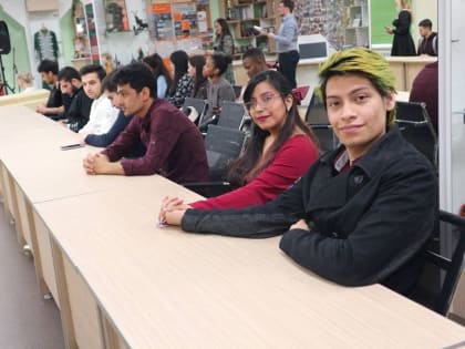 Иностранных студентов продолжают знакомить с праздничными традициями