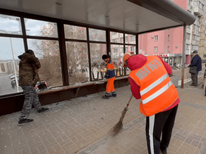 Сотрудники Белгорблагоустройства устраняют последствия ночного обстрела Белгорода