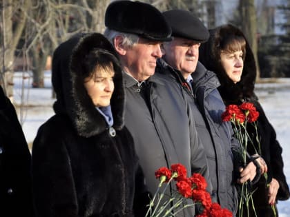 В День защитника Отечества благочинный приходов Ровеньского округа принял участие в возложении цветов к мемориалу