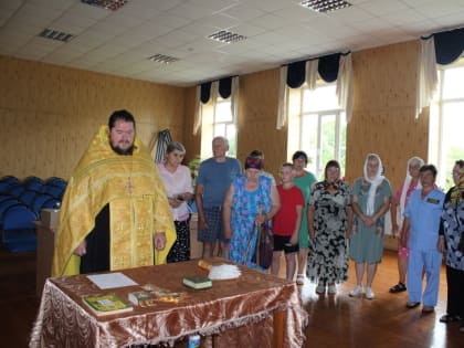 Благочинный Красненского округа встретился с получателями социальных услуг отделения дневного пребывания села Свистовки