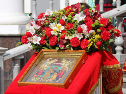 В праздник Светлого Христова Воскресения епископ Савва вместе с духовенством Валуйской епархии принял участие в традиционном крестном ходе и торжественном богослужении в Белгороде