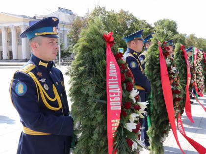 Белгородские партийцы возложили цветы к Вечному огню