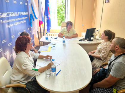 Помощь в ремонте и приобретение техники – депутаты облдумы провели приёмы граждан