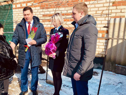 Депутаты областной Думы в преддверии праздника поздравляют жительниц региона с 8 Марта