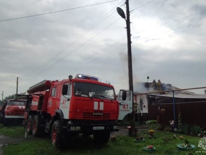 Торговый павильон и жилой дом горели в Губкине