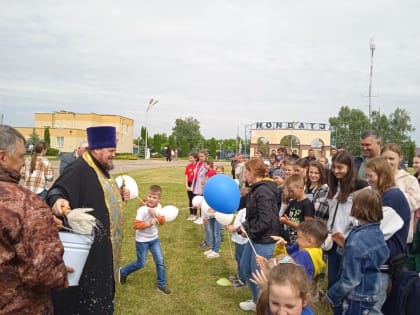 Благочинный Красненского округа принял участие в торжественном открытии обновленной трибуны и входной группы стадиона «Центральный» в селе Красное