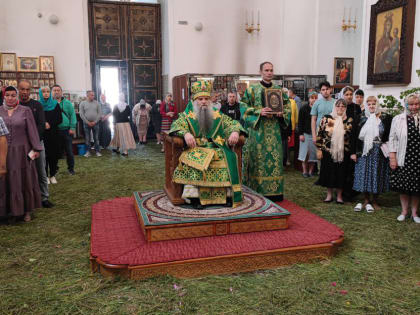 В День Святой Троицы епископ Валуйский и Алексеевский Савва совершил Божественную Литургию в Свято-Николаевском кафедральном соборе города Валуйки