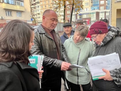 Замгубернатора Сергей Довгалюк проверил выполнение капремонта крыши дома № 88 на Белгородском проспекте