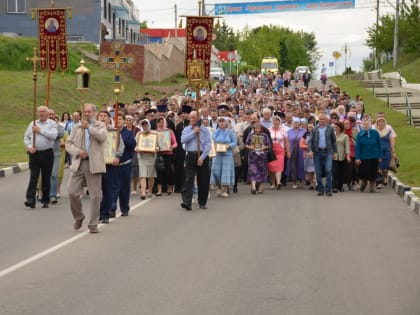 22 мая в п. Ракитное в День памяти Святителя Николая Чудотворца состоялась Божественная литургия и Крестный ход