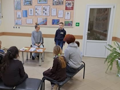 Сотрудники Дома культуры села Сапрыкино провели поэтический вечер «В гости к книге всей семьёй»