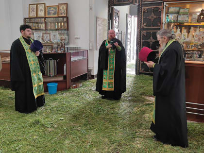 В канун праздника Святой Пятидесятницы епископ Савва совершил всенощное бдение в Свято-Николаевском кафедральном соборе города Валуйки