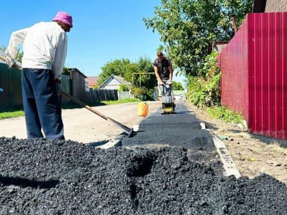 В Пролетарском идёт строительство тротуарной дорожки