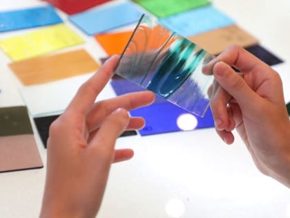 Старооскольская художница Татьяна Лазебная обучает детей витражному искусству