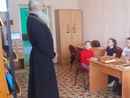 В селе Фощеватово в местной библиотеке состоялась встреча детей с настоятелем сельского храма Рождества Пресвятой Богородицы