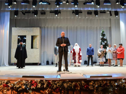 30 декабря артисты Ракитянского центра культурного развития "Молодежный" подарили жителям района музыкально-театрализованную постановку по мотивам кинофильма «Любовь и го