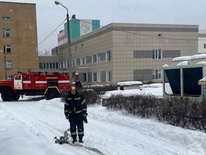 Восемь пожарно-спасательных частей прибыли к старооскольскому перинатальному центру