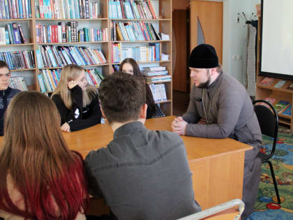 В День православной книги благочинный приходов Ровеньского округа посетил Центральную детскую библиотеку Ровеньского района