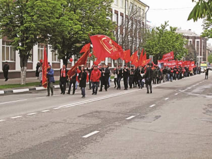 Первомай шагает...