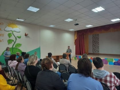 Губкинские депутаты совместно с медиками приняли участие в родительских собраниях