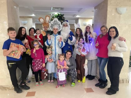 Белгородские волонтёры поздравили с Новым годом детей в ПВР