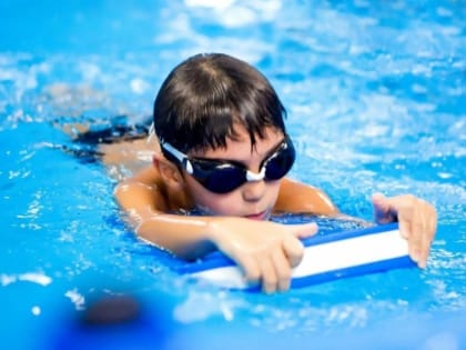 Губкинские дошкольники продолжили обучаться плаванию в рамках муниципального проекта