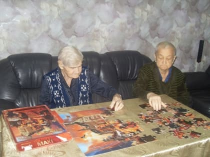 Получатели услуг Скороднянского дома-интерната посетили занятие по игре в пазлы