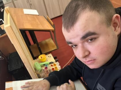 Обучающийся по адаптированной программе "Цветной мир" Артур Звягинцев создал скульптуру на проволочной основе