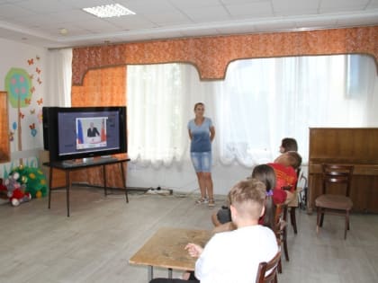 Троицкие культработники провели час обществознания «Гражданин – человек свободный и ответственный»