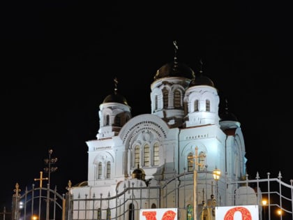 Преосвященнейший епископ Савва совершил торжественное ночное Пасхальное богослужение в Свято-Николаевском кафедральном соборе города Валуйки