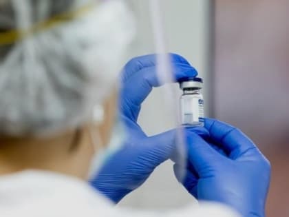 Вячеслав Гладков сделал новую прививку от коронавируса с женой