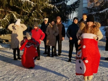 Троицкие культработники провели игровую программу «Зима и Мороз – развлечений целый воз»