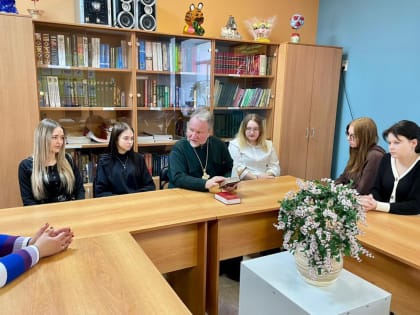 Настоятель храма Рождества Христова села Рождествено провел ряд тематических встреч со студентами Валуйского педагогического колледжа