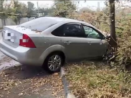 В Старом Осколе женщина на автомобиле вылетела с дороги и врезалась в дерево