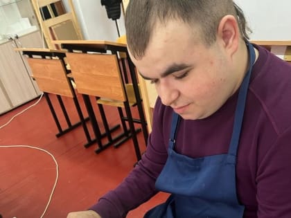 Обучающийся творческого объединения "Цветной мир" Артур Звягинцев освоил технику рисования по трафарету