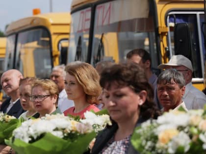 Вячеслав Гладков передал руководителям школ области ключи от 69 новых автобусов