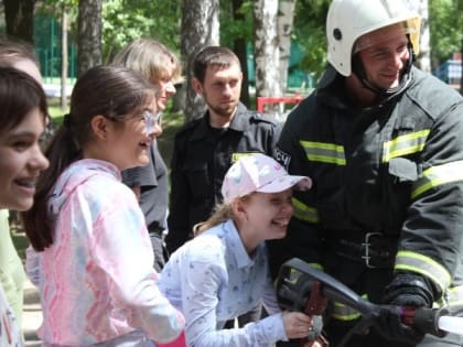 Белгородские сотрудники МЧС рассказали детям о правилах безопасности жизнедеятельности