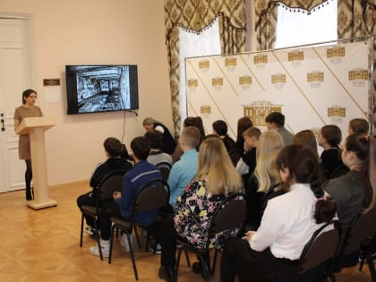 Сотрудники музея ребятам из Чернянской средней школы № 2 рассказали об одной из величайших трагедий в истории человечества