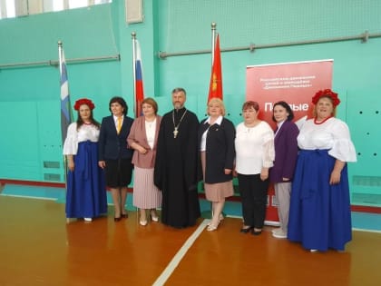 Настоятеля храма Владимирской иконы Божией Матери села Старое Уколово посетил торжественную линейку