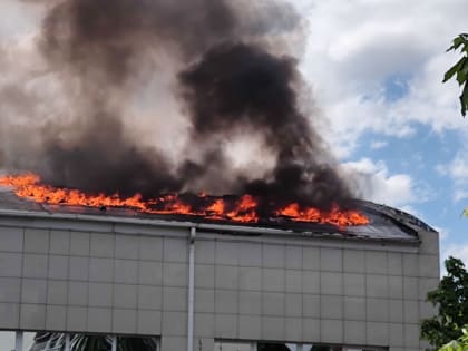 В центре Белгорода загорелась кровля фитнес-клуба