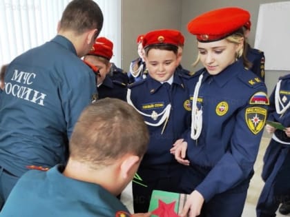 Ровеньские кадеты поздравили сотрудников МЧС с Днём защитника Отечества