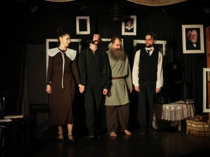 Коллектив Губкинского театра представил премьеру сторителлинга «Толстой и Ко»