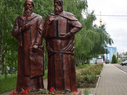 Представители местной власти возложили цветы к памятнику Кириллу и Мефодию в Вейделевке