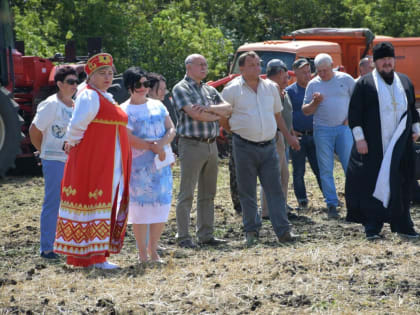 Благочинный Красненского округа посетил мероприятие, посвященное началу уборочных работ