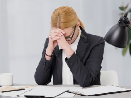 Российские женщины стали чаще жаловаться на домогательства со стороны коллег и начальства