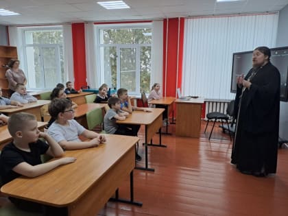 Настоятель Покровского храма села Иловка провел два открытых урока с учащимися 2-х и 7-х классов местной школы